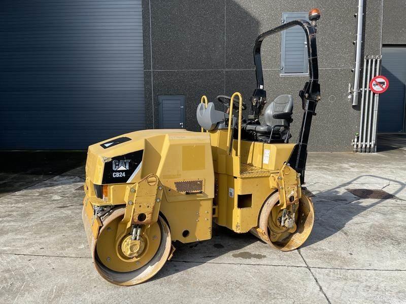 CAT CB 24 Cilindri compactori dubli