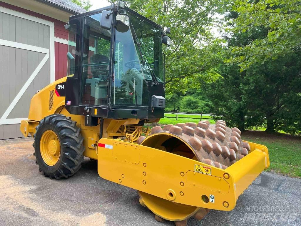 CAT CP 44 Compactoare monocilindrice