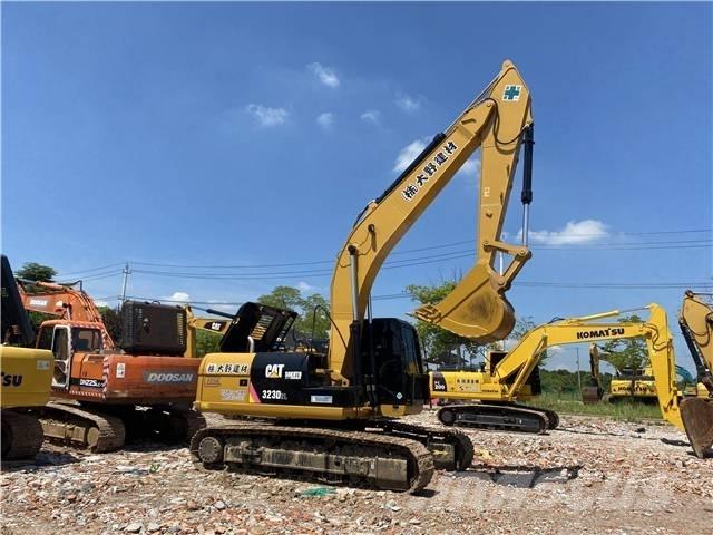 CAT 323D Excavatoare pe șenile
