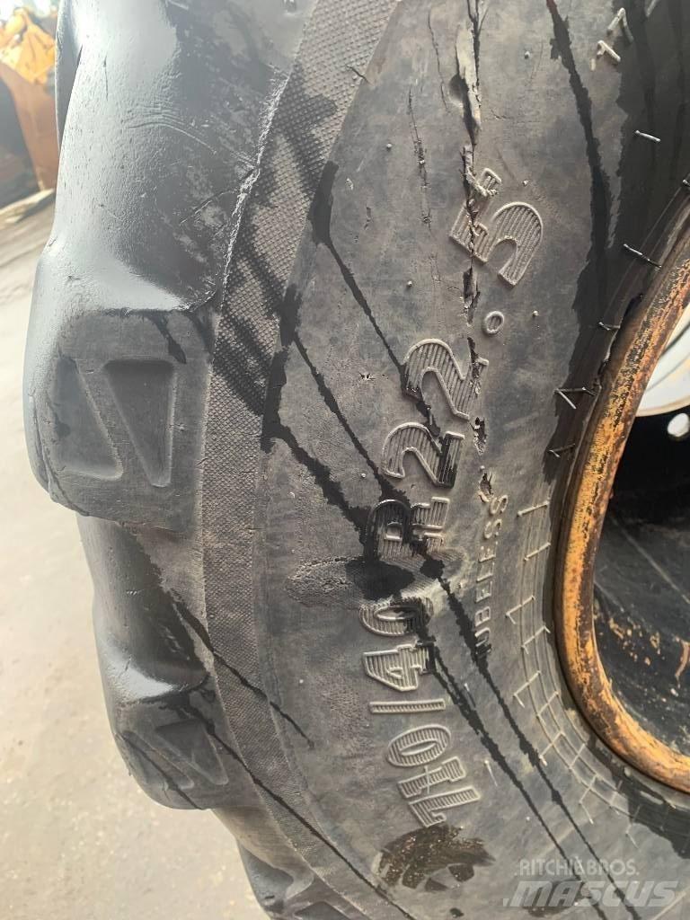 CAT M 318 Excavatoare cu roti