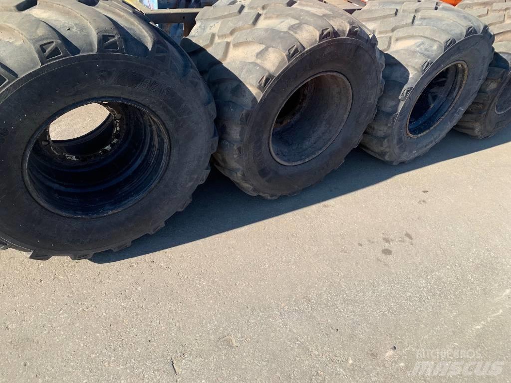 CAT M 318 Excavatoare cu roti