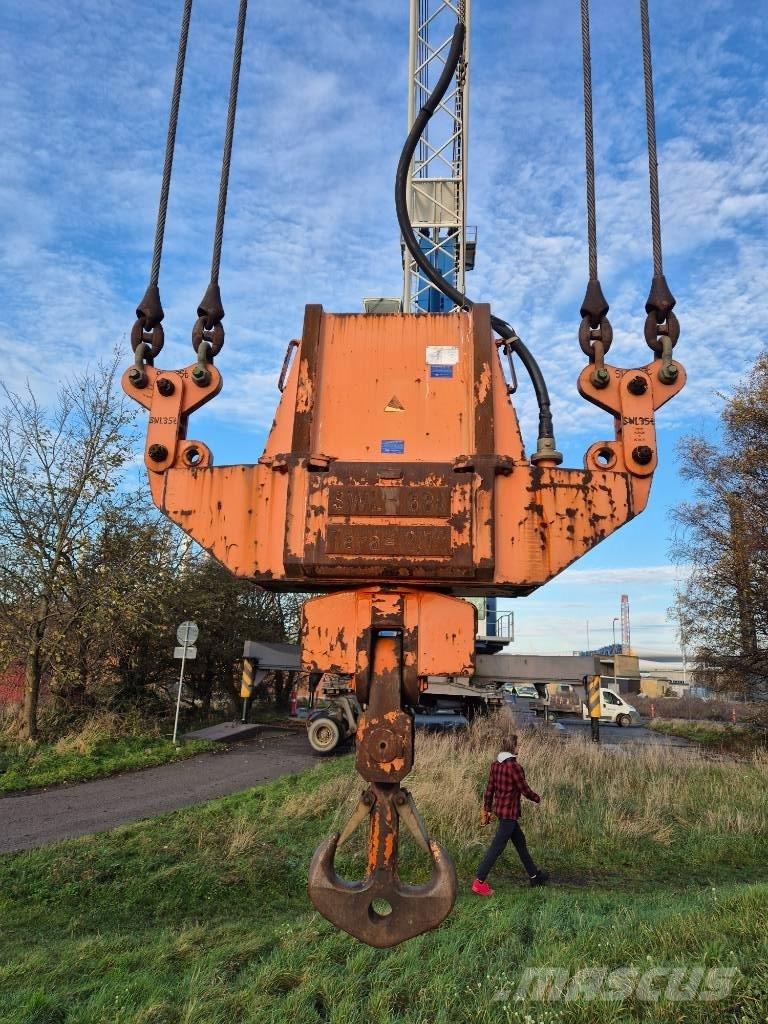 Liebherr LHM 250 Macarale port