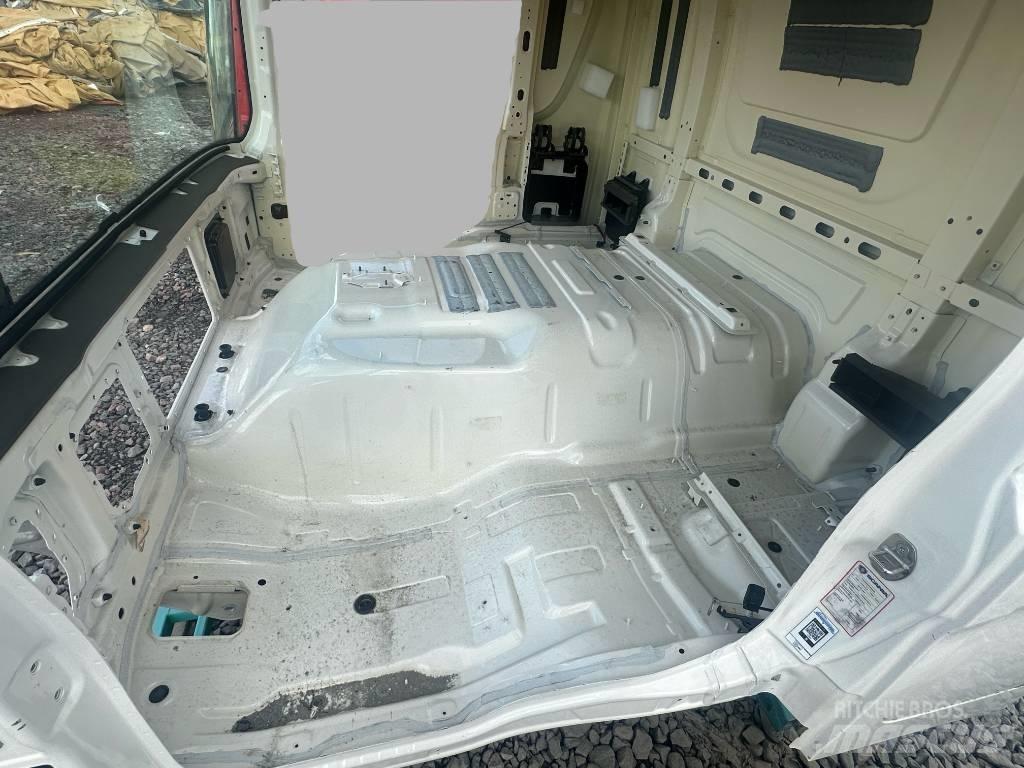 Scania P 370 Cabine si interior