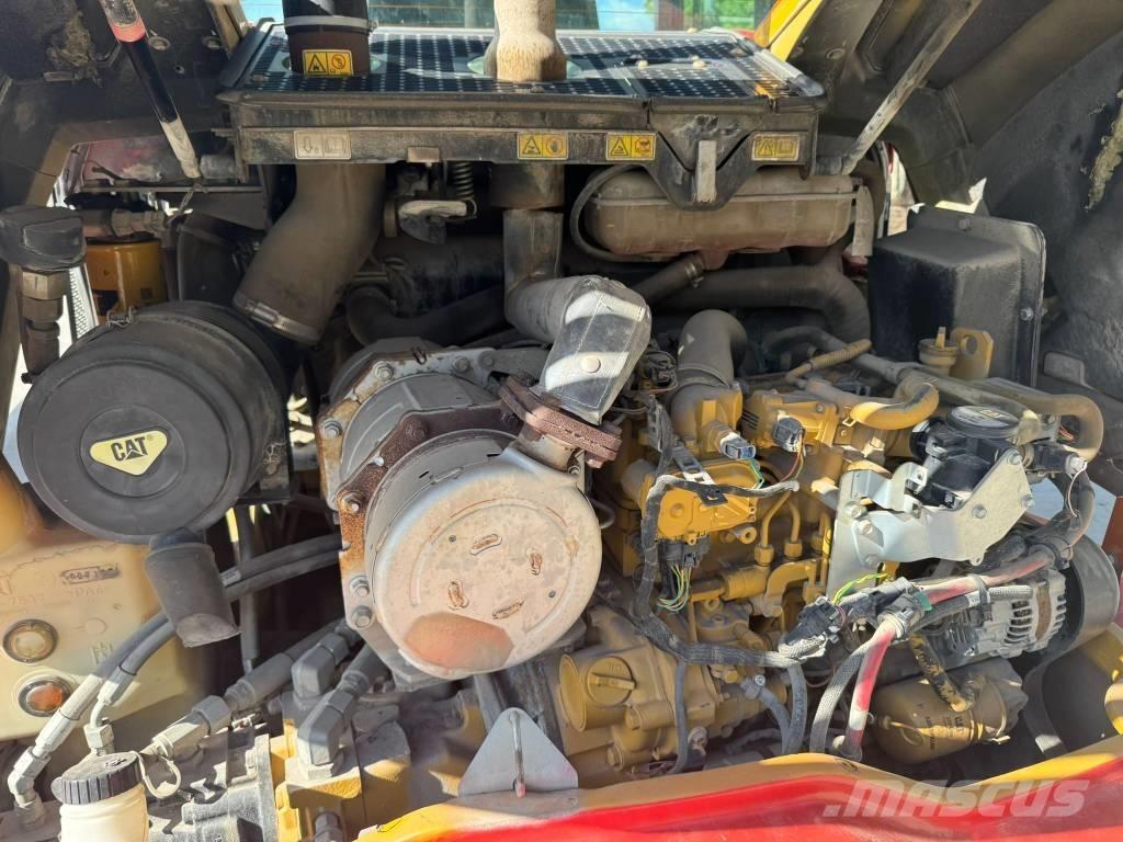 CAT 906M Incarcator pe pneuri