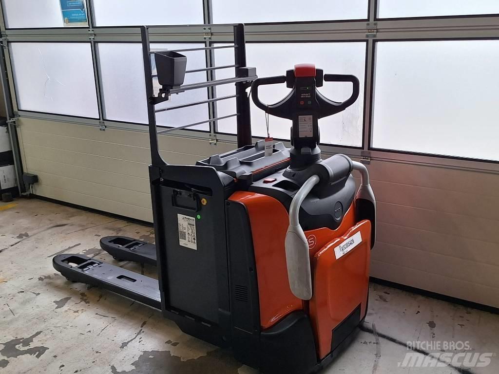 BT LPE220 Transpaleta manuala