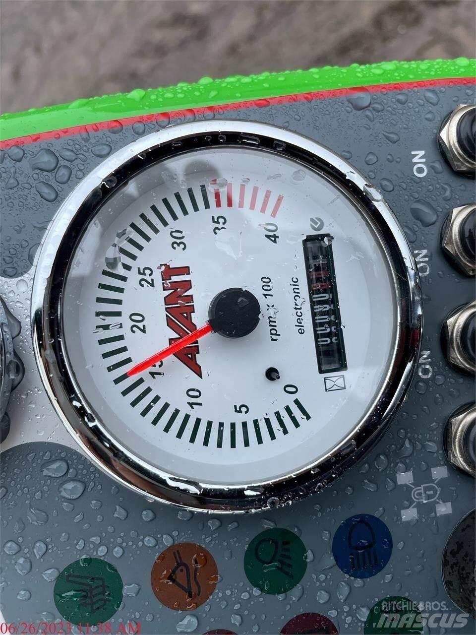 Avant 635 Incarcator pe pneuri