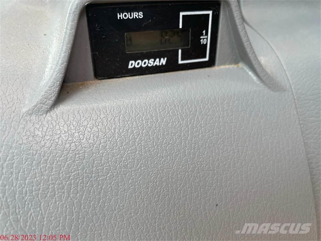 Doosan DX140 LC-5 Excavatoare pe șenile
