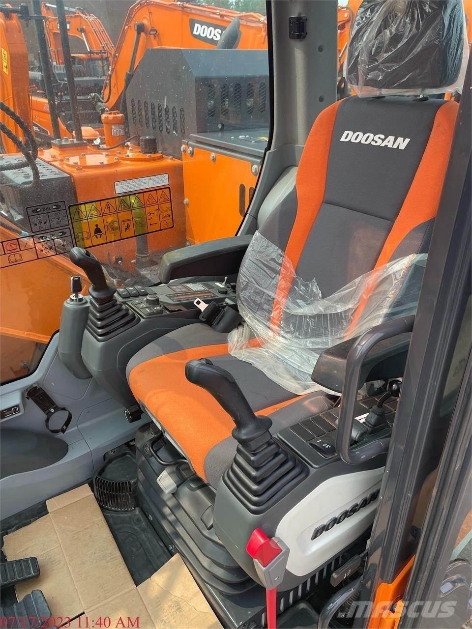 Doosan DX140 LC-5 Excavatoare pe șenile
