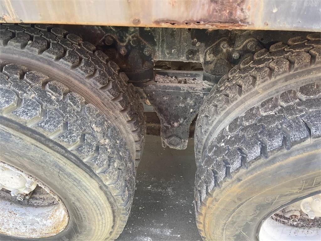 Ford L8000 Autobasculanta