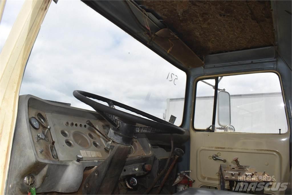 Ford L8000 Cisterne