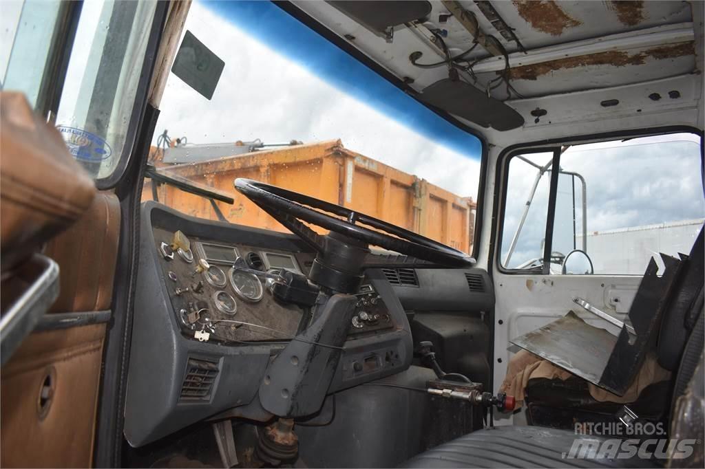Ford L8000 Camioane cu macara