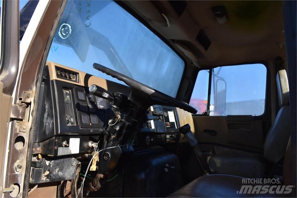 International 8200 Camioane cu macara