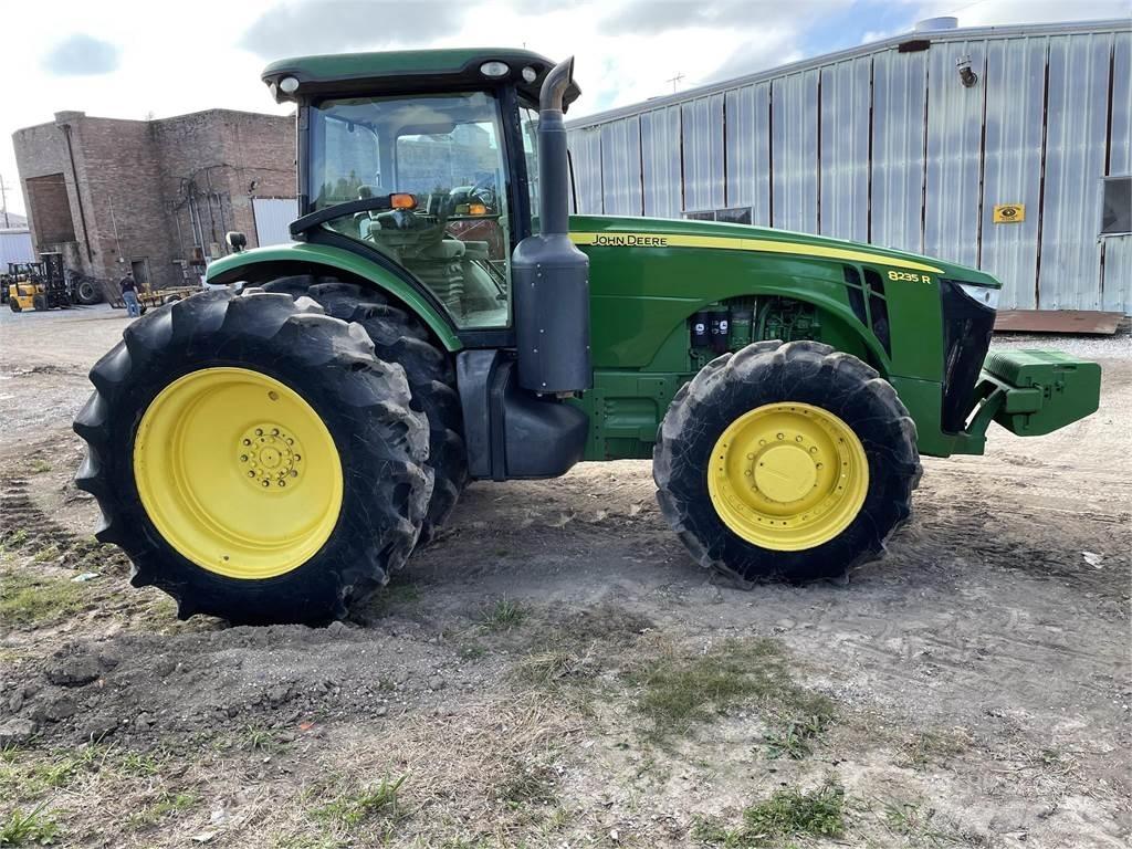 John Deere 8235R Tractoare