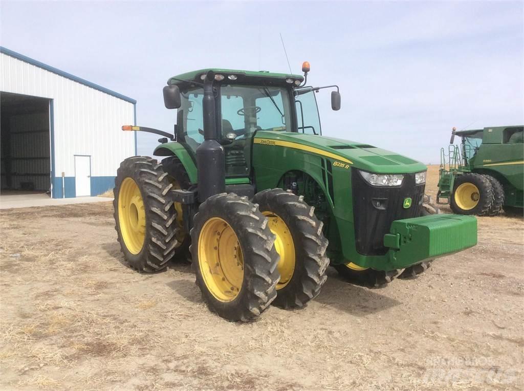John Deere 8235R Tractoare