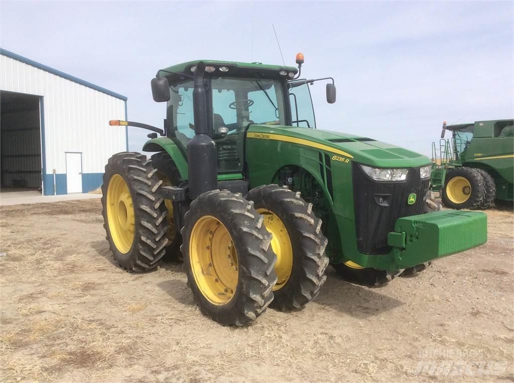 John Deere 8235R Tractoare