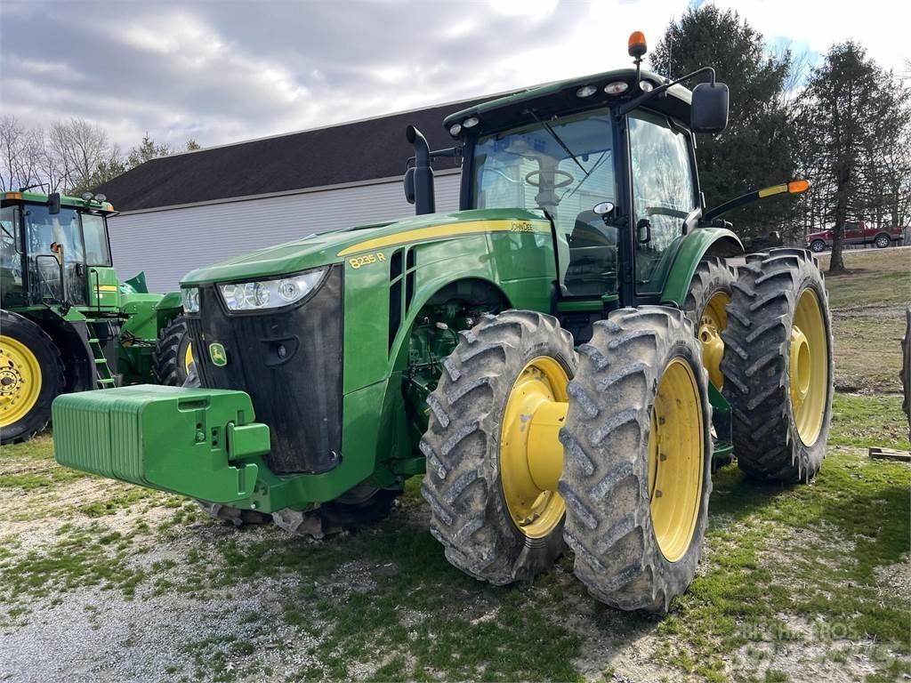 John Deere 8235R Tractoare