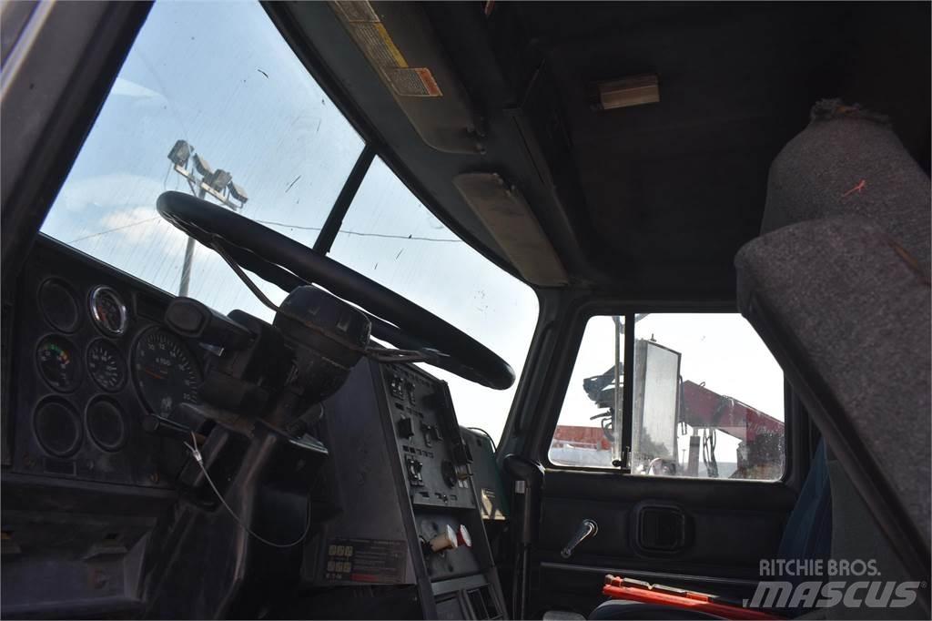 Mack CH613 Autobasculanta