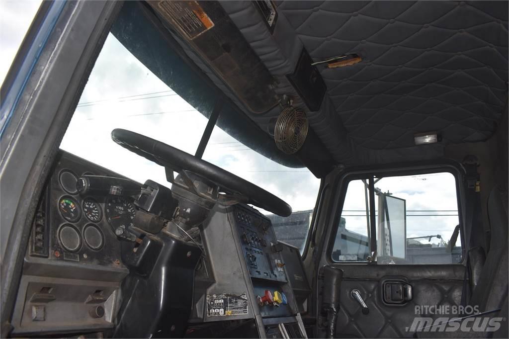Mack CH613 Autobasculanta