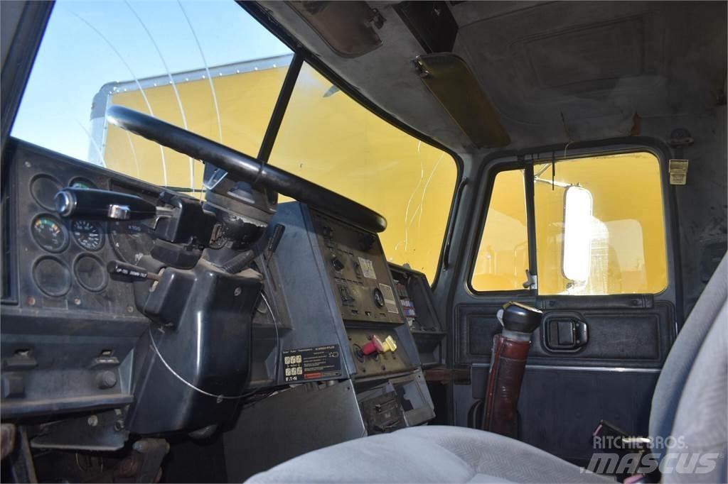 Mack CH613 Autobasculanta