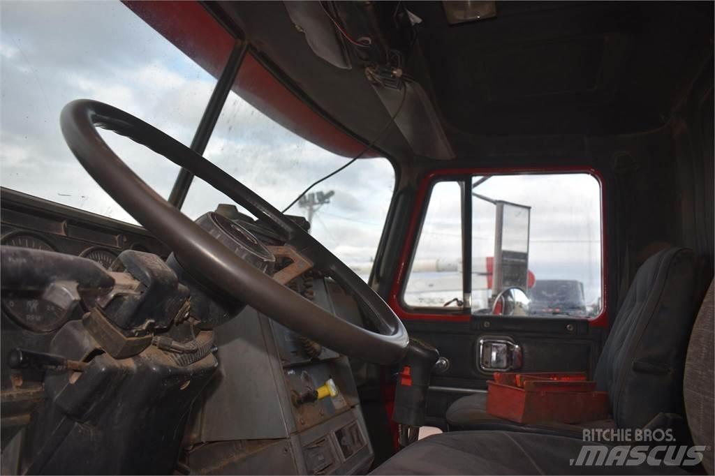 Mack CH613 Autobasculanta