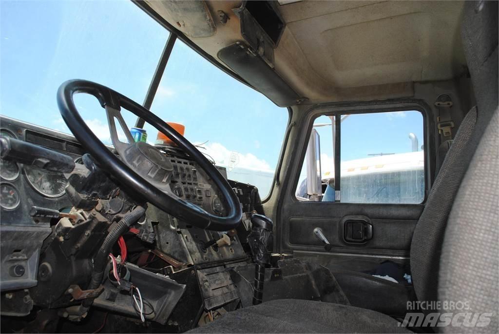 Mack CH613 Autobasculanta