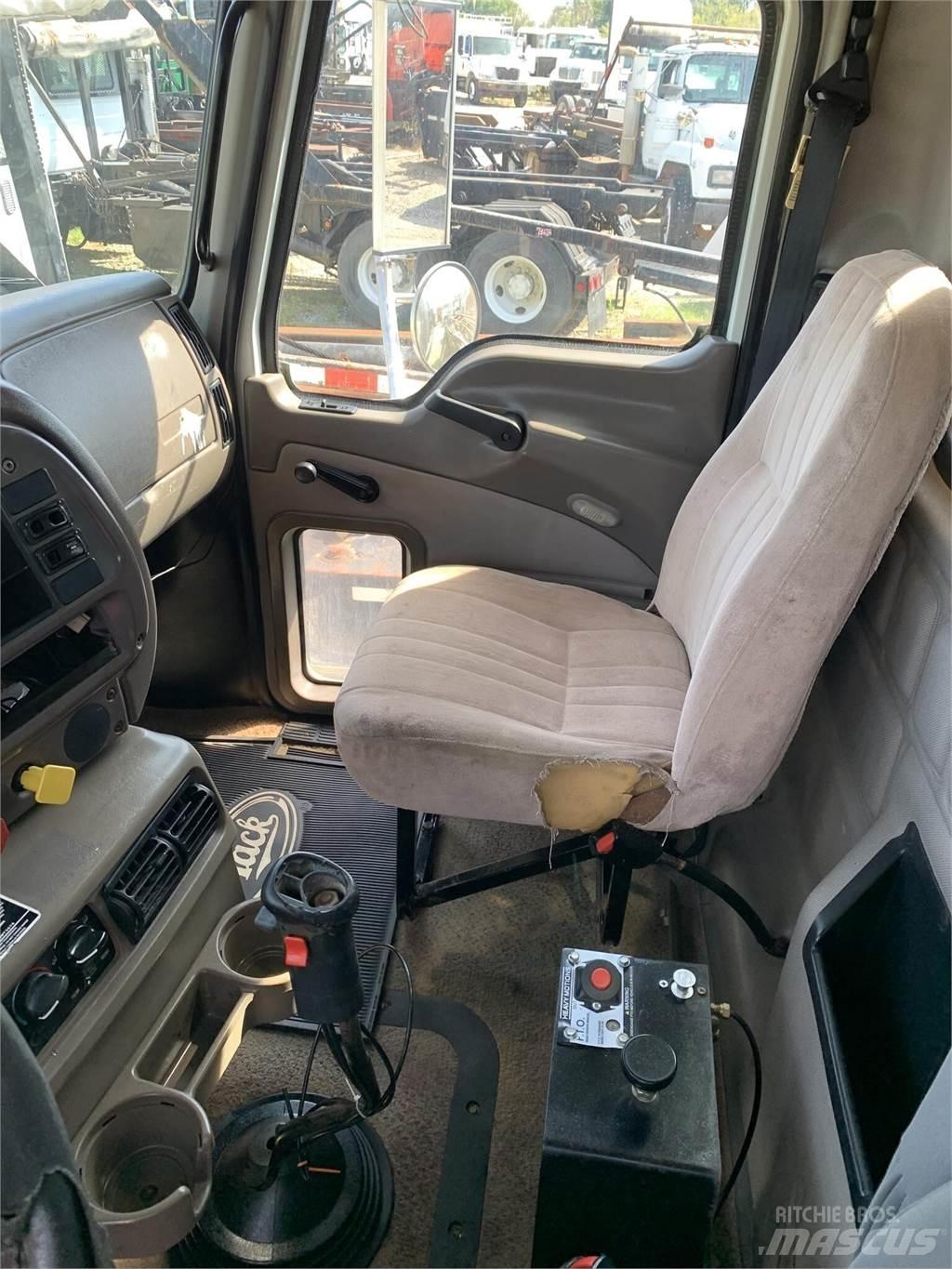 Mack CHN613 Autobasculanta