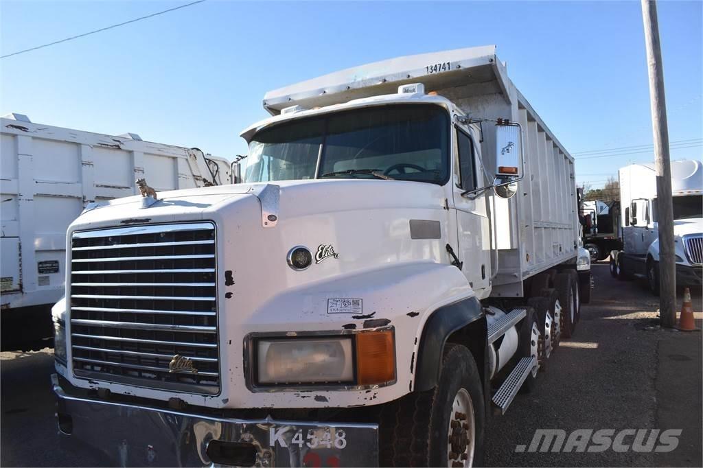 Mack CL713 Autobasculanta