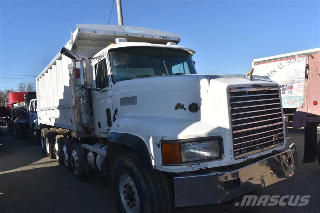 Mack CL713 Autobasculanta