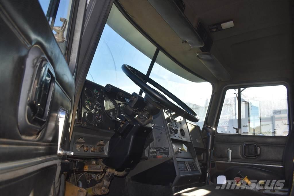 Mack CL713 Autobasculanta