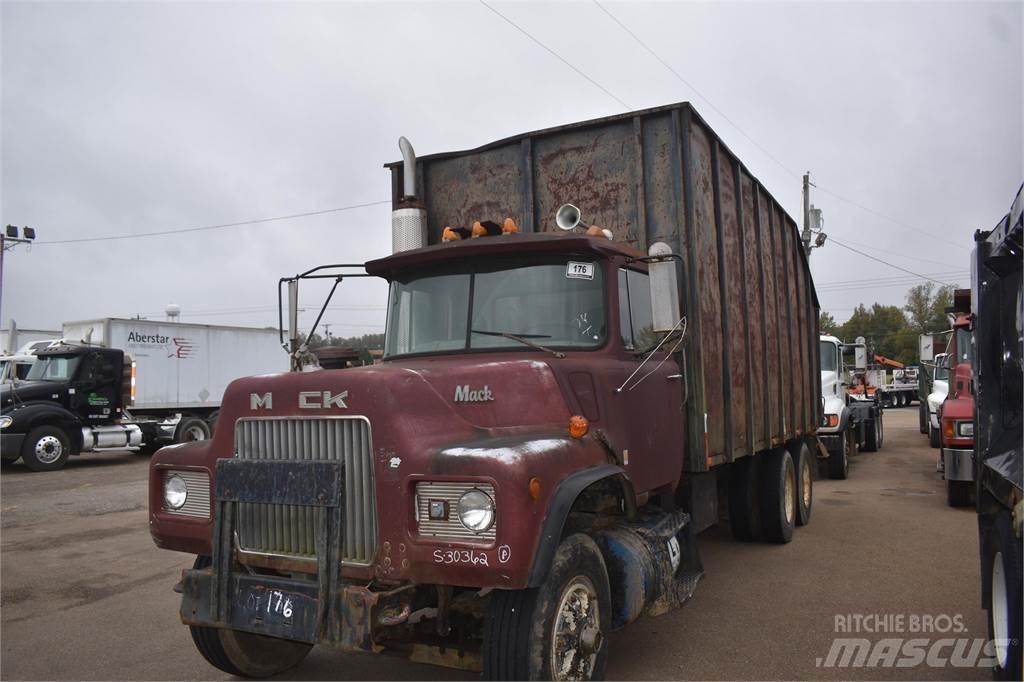 Mack DM685S Camioane cu macara