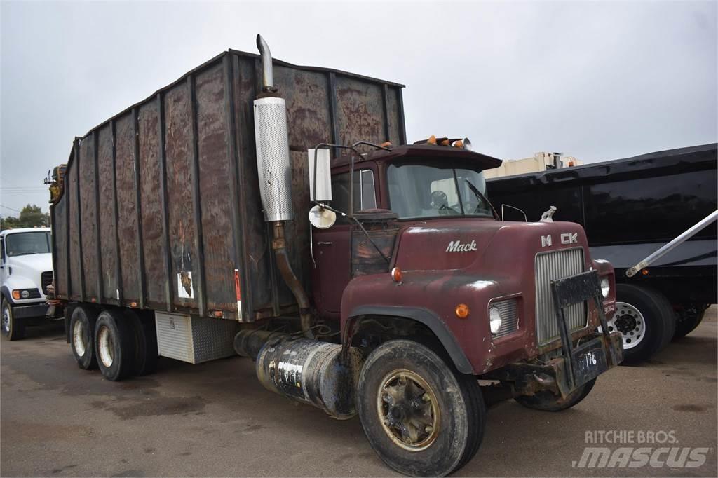 Mack DM685S Camioane cu macara