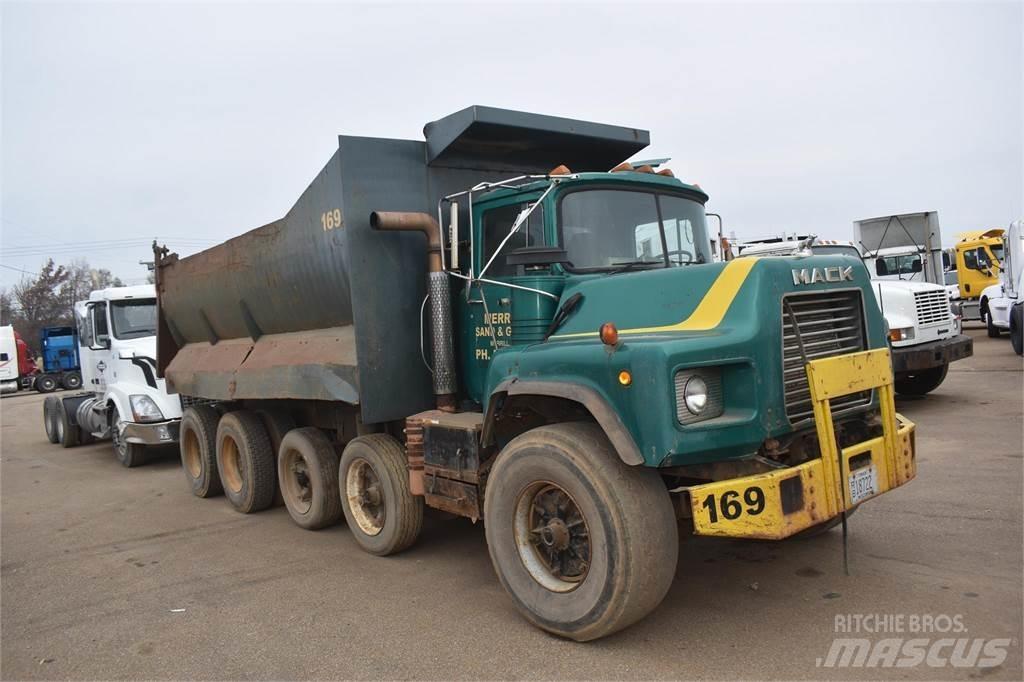 Mack DM688 Autobasculanta