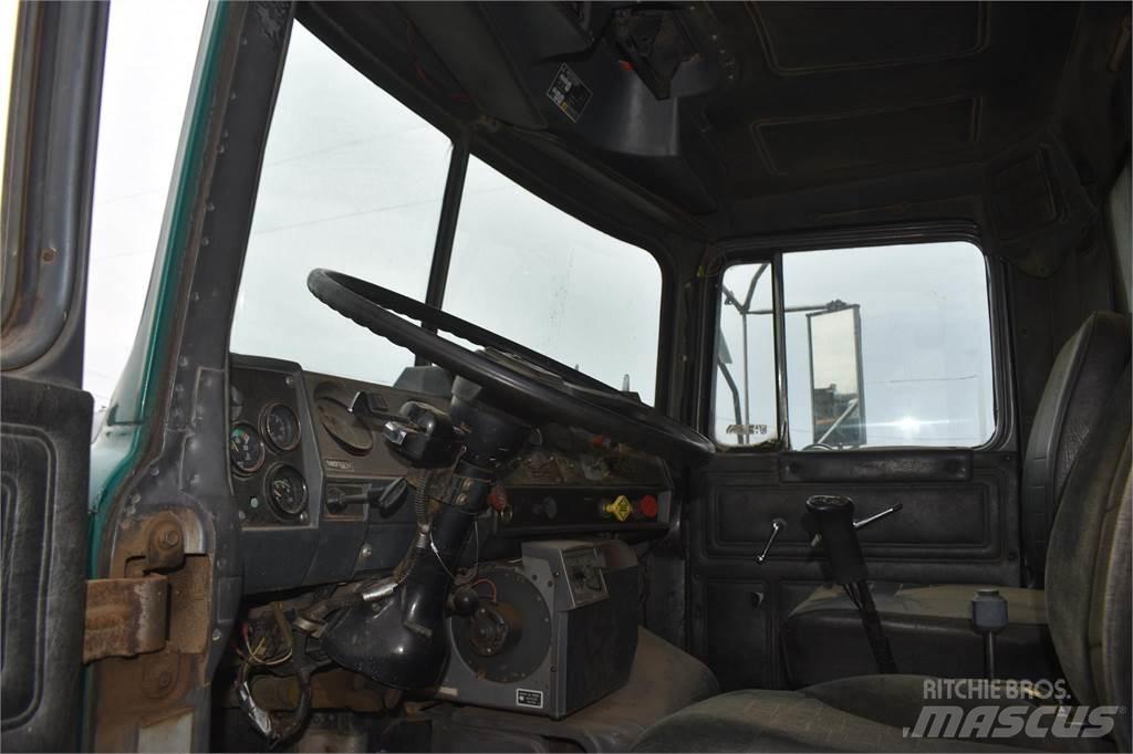 Mack DM688 Autobasculanta