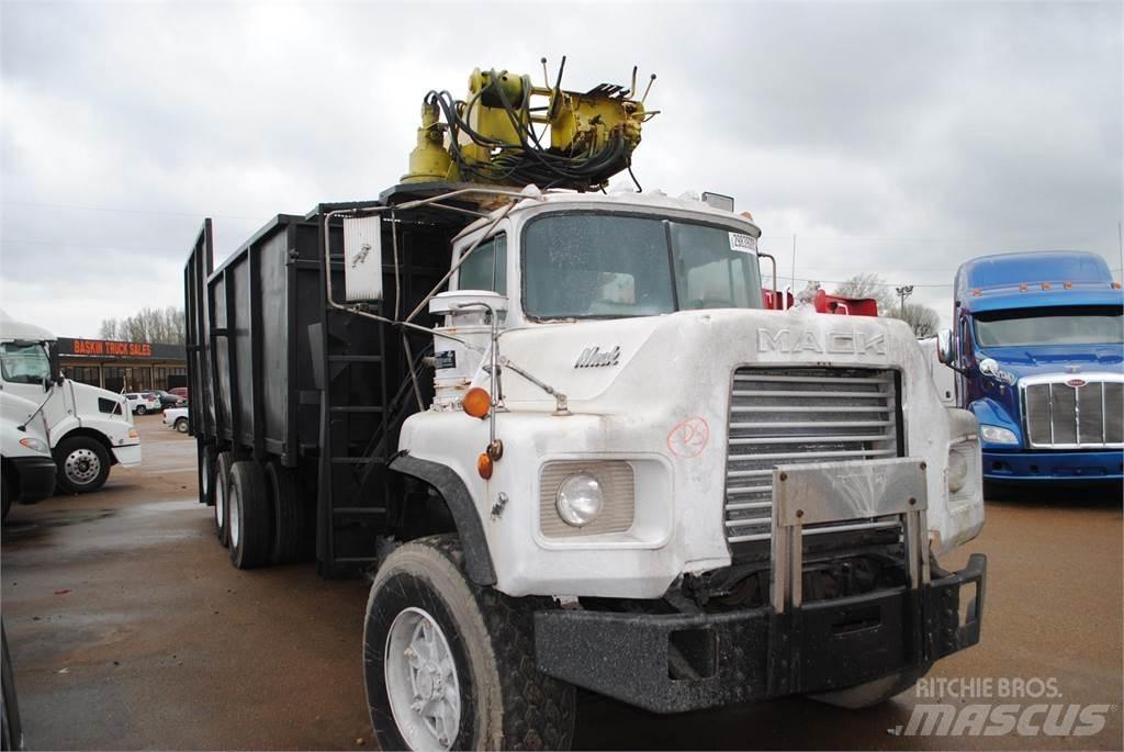 Mack DM690S Camioane cu macara