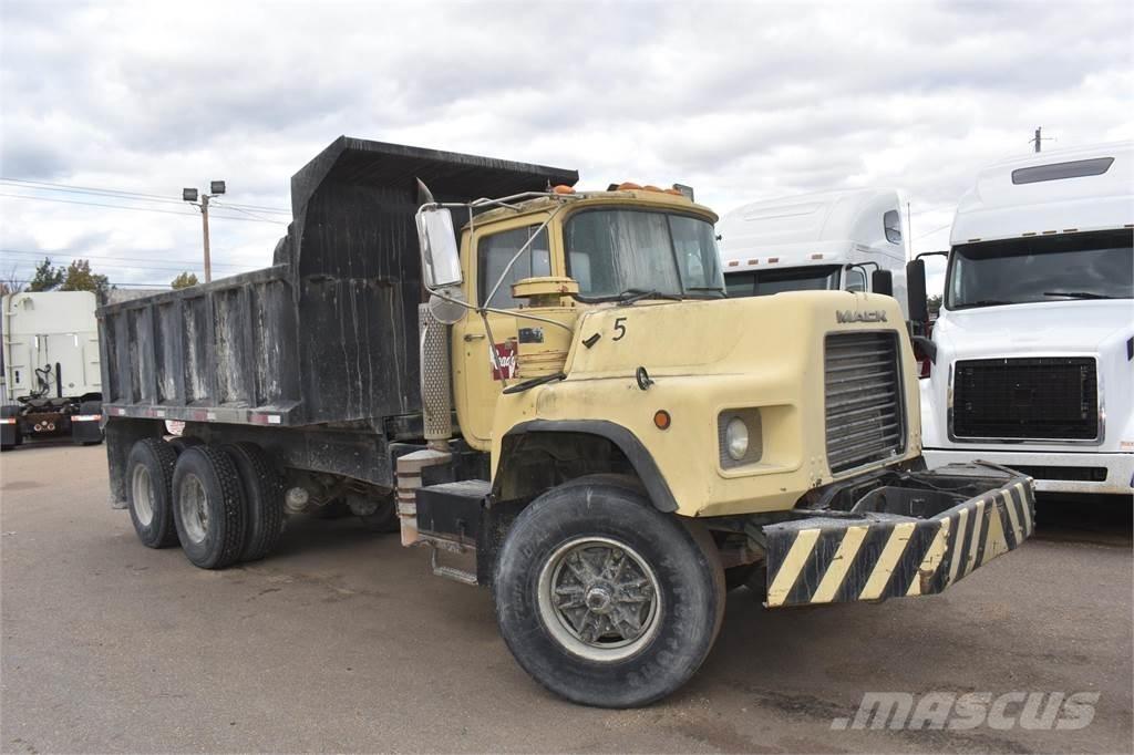 Mack DM690S Autobasculanta