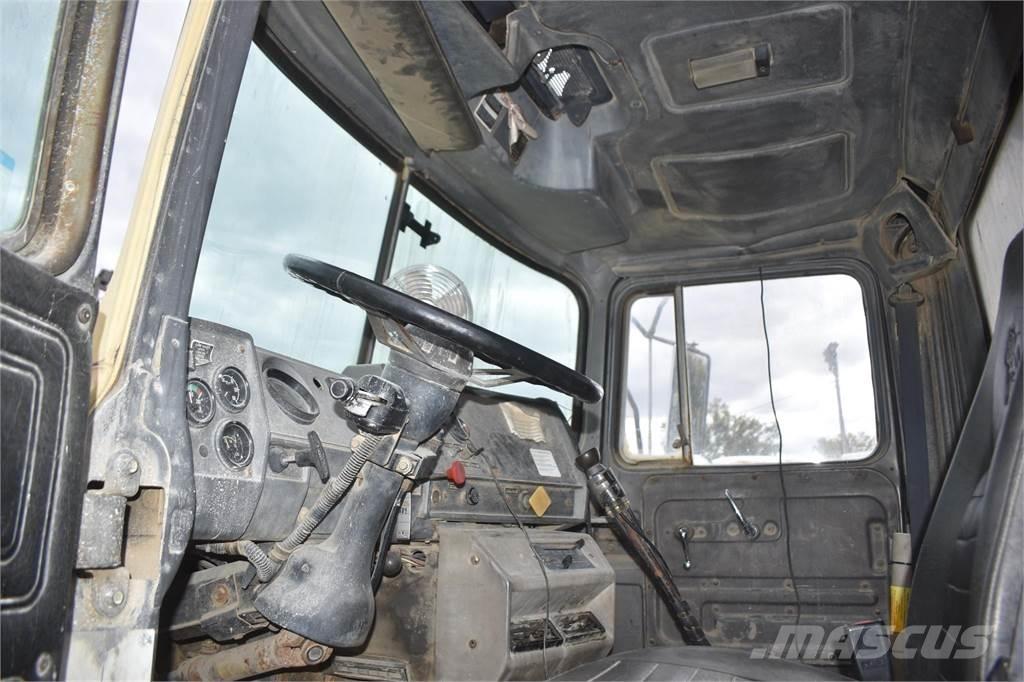 Mack DM690S Autobasculanta