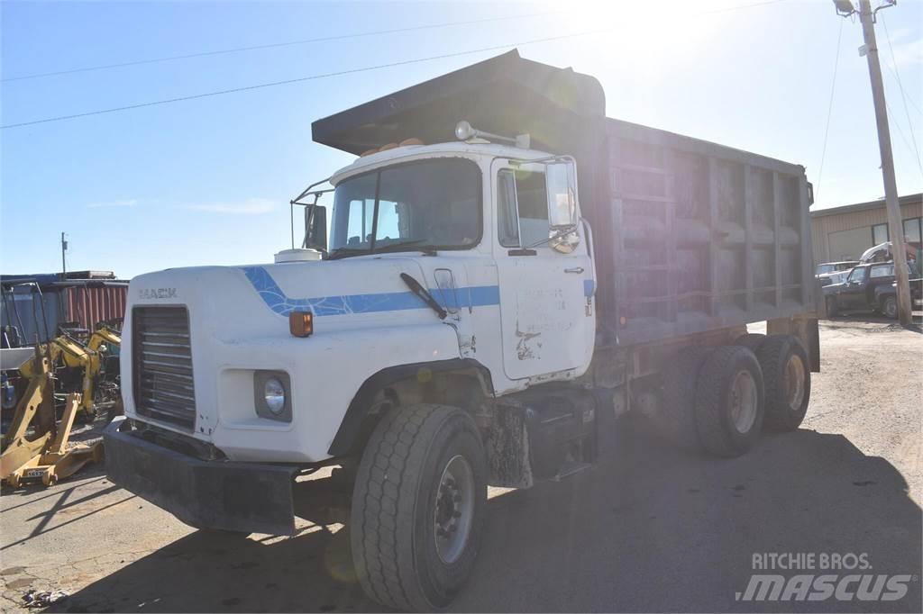 Mack DM690S Autobasculanta