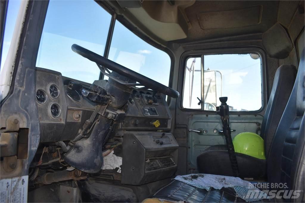Mack DM690S Autobasculanta
