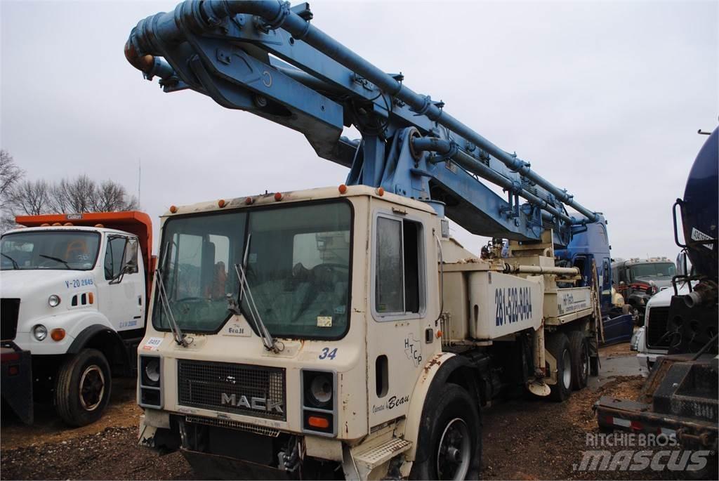 Mack MR686S Betoniera