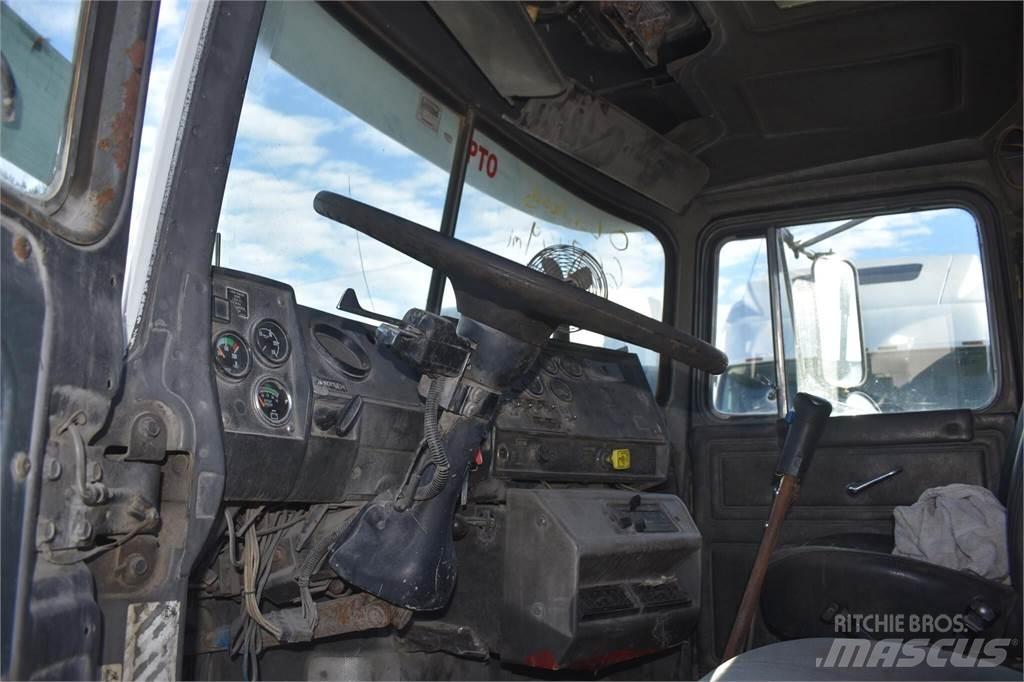 Mack RD688S Autobasculanta