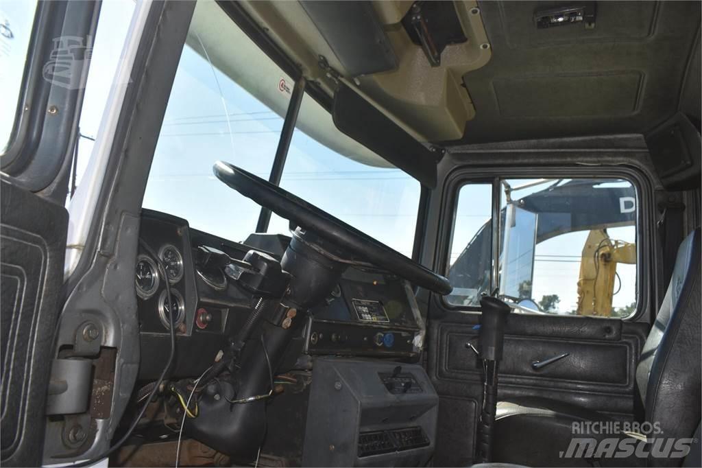 Mack RD690S Autobasculanta