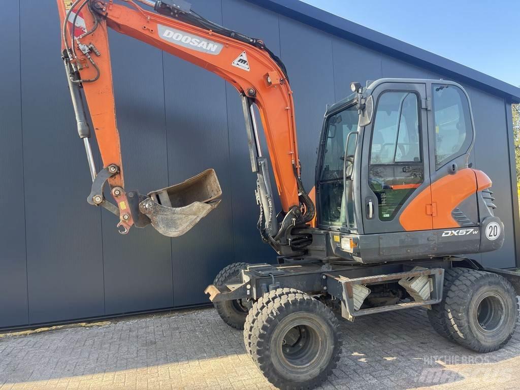Doosan DX57W Excavatoare cu roti