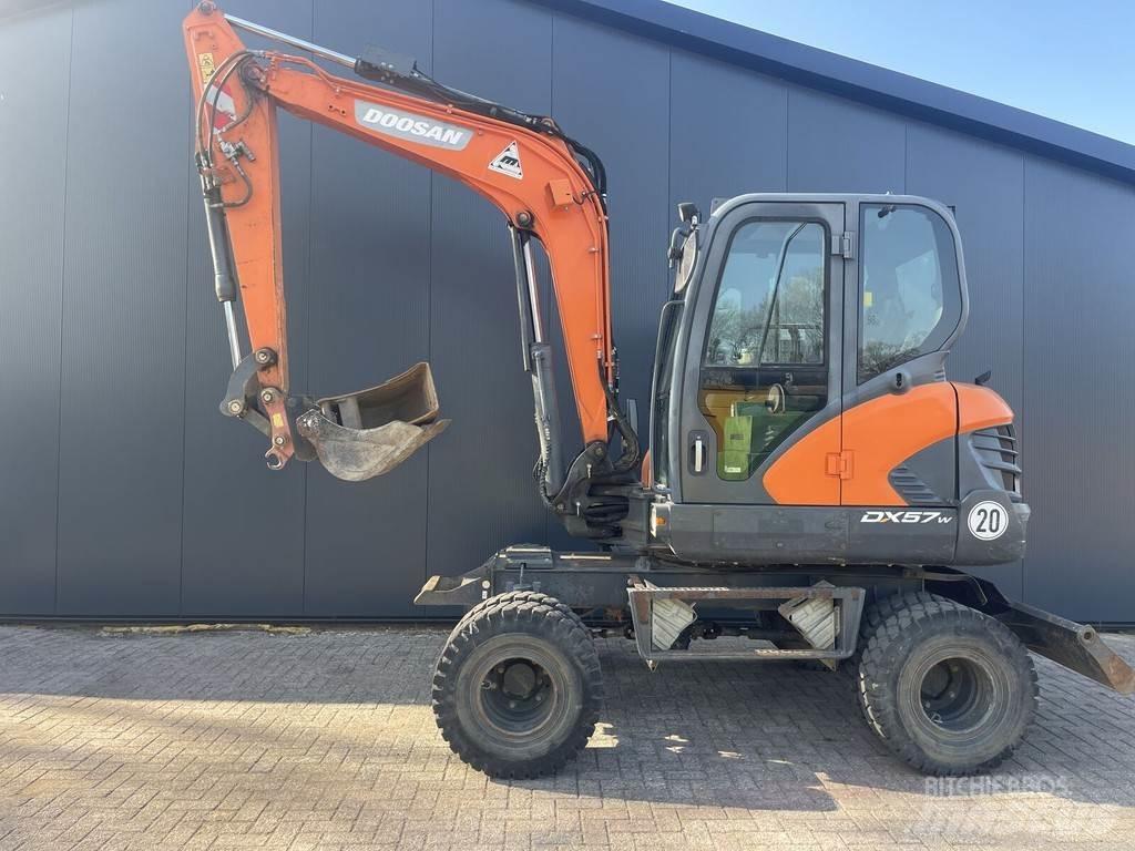 Doosan DX57W Excavatoare cu roti