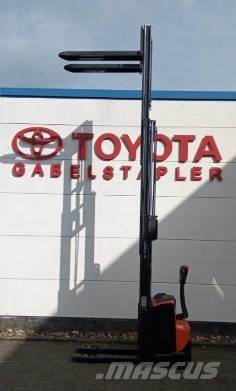 Toyota SWE120L Transpaleta manuala
