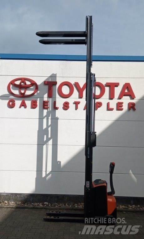 Toyota SWE120L Transpaleta manuala