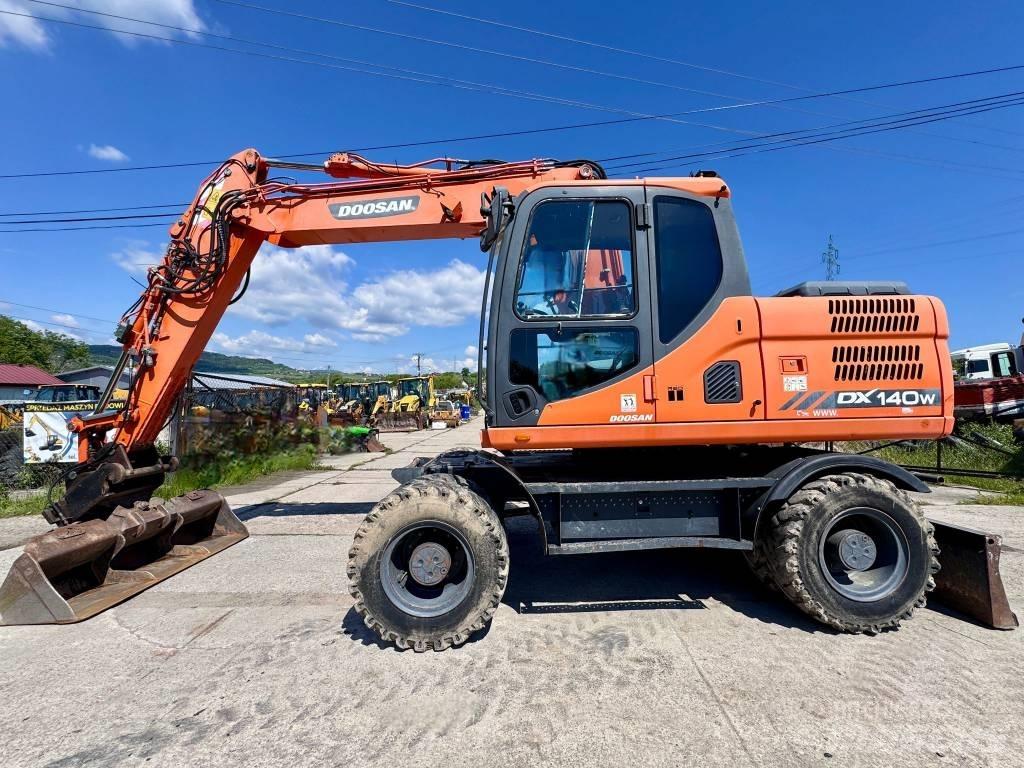 Doosan DX 140 W-3 Excavatoare cu roti