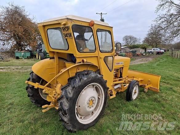Ford 2000 TRACTOR Utilaje construcții - Altele