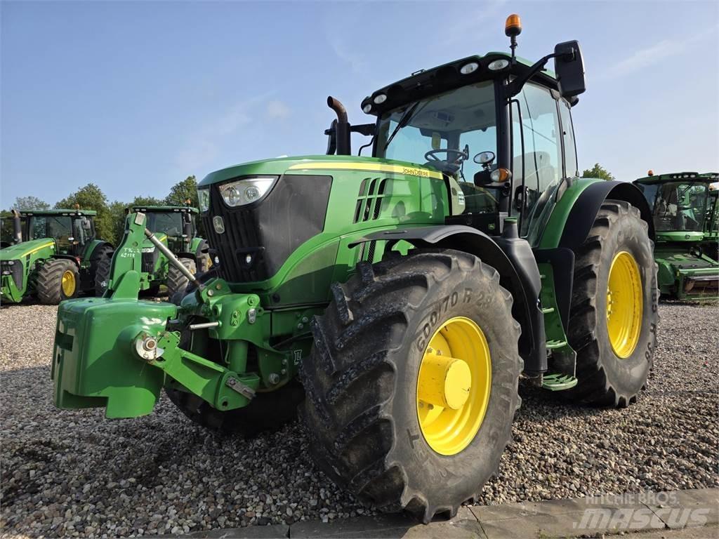 John Deere 6215R Tractoare
