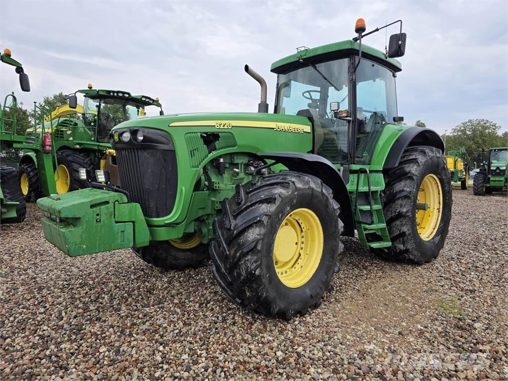John Deere 8220 Tractoare