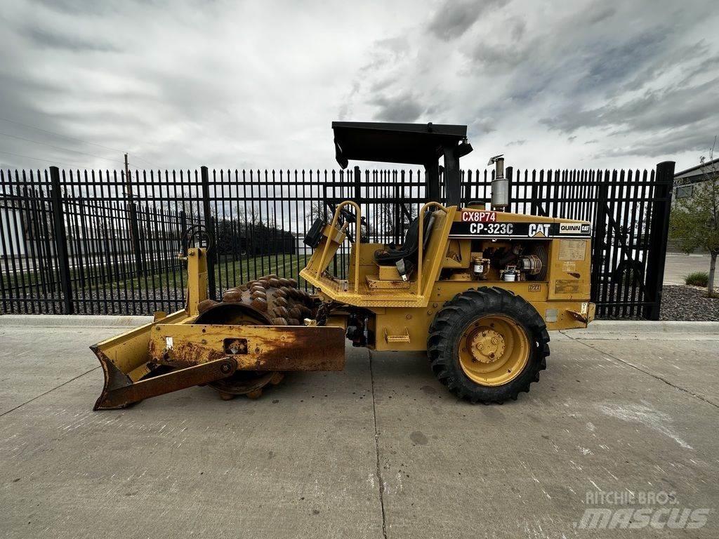 CAT CP-323C Tractoare
